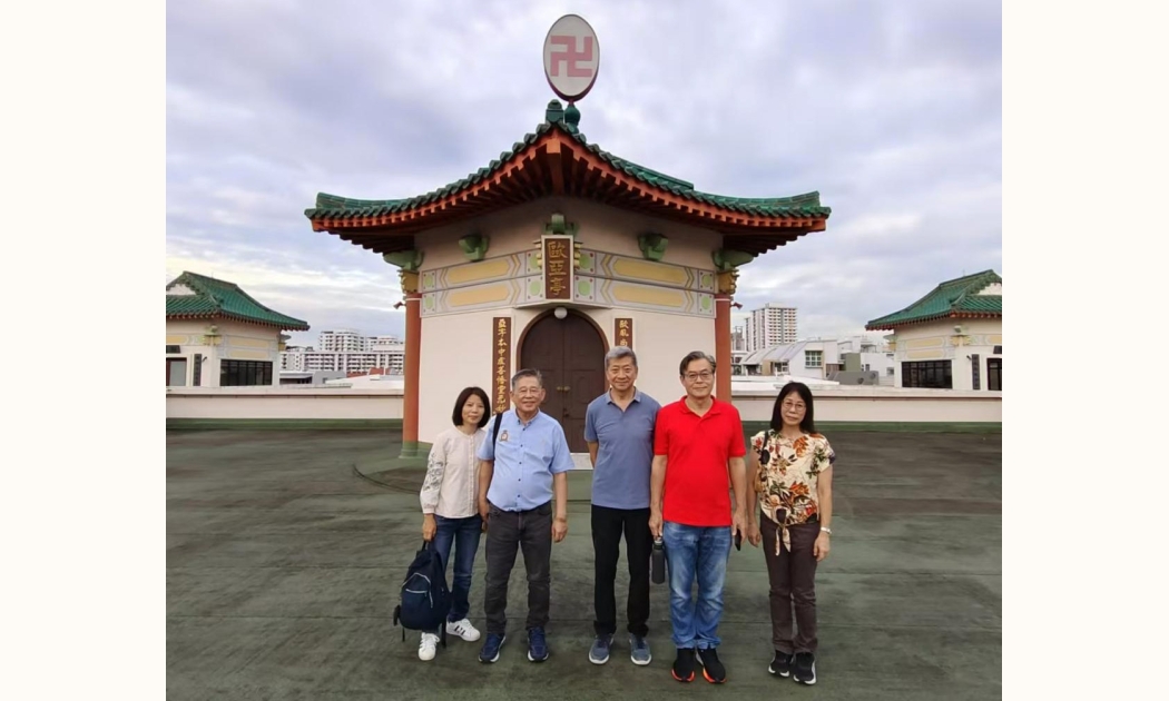 新加坡道院歐亞亭，左邊是朝陽閣，右邊是以前開壇的地方！