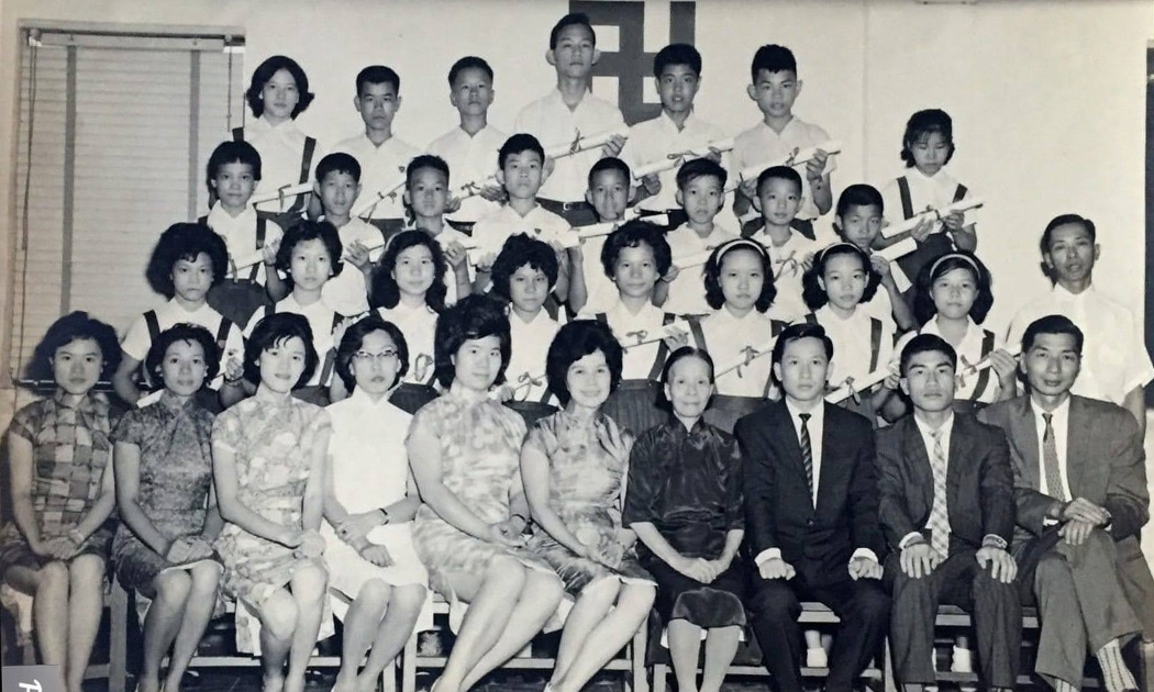 1960年代 香港紅卍字會卍慈小學第一屆畢業生與蔣文堅校長留影
